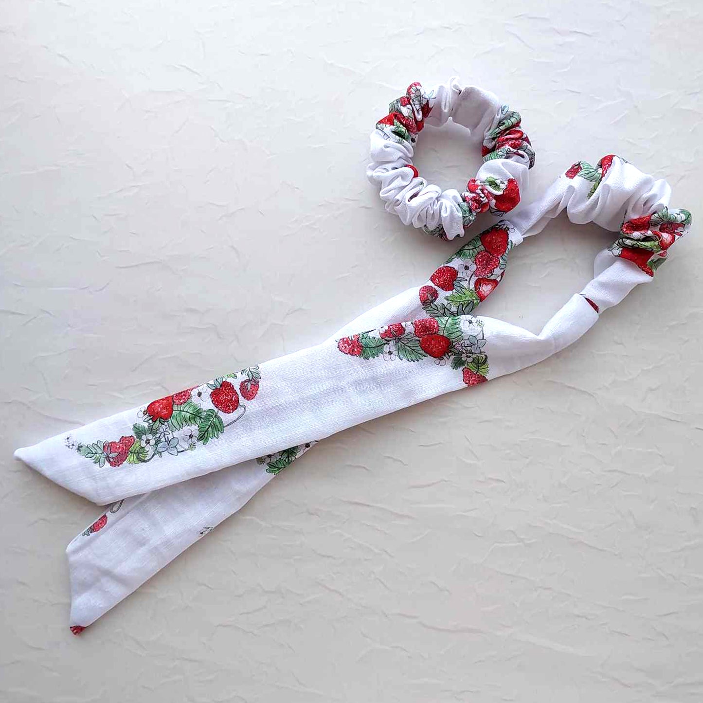 Linen Scrunchie - Strawberry Fields - fresh